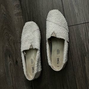 Toms faux fur slip on shoes. Size 8!